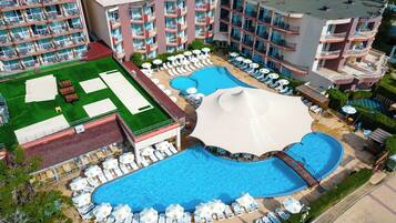 Außenpool (je nach Saison geöffnet), Sonnenschirme, Liegestühle