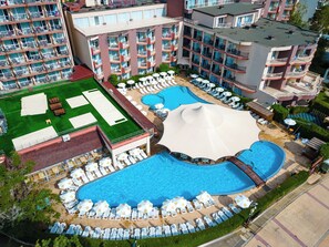 Seasonal outdoor pool, pool umbrellas, sun loungers - MPM Hotel Orel (Sunny Beach)