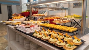 Un buffet proposant une variété de desserts et de pâtisseries.