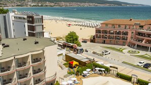 Ein Hotel mit Schwimmbad, Meerblick und mehreren Balkonen.