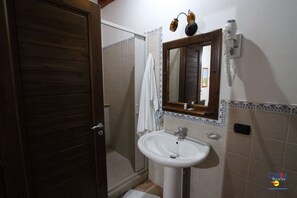 Shower, free toiletries, hair dryer, bidet