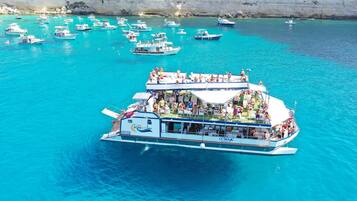 Ranta lähistöllä, valkoista hiekkaa, rantabaari