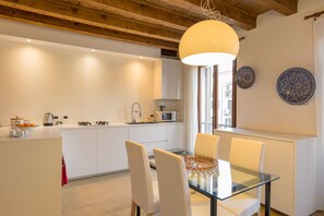Departamento | Cocina privada | Refrigerador con congelador, microondas, horno y parrilla de estufa 