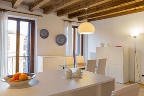 Apartment | Private kitchen | Full-sized fridge, microwave, oven, stovetop - Casa Caterina (Verona)