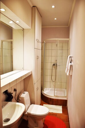 Apartemen Basic | Kamar mandi | Shower dan handuk
