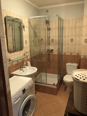 Basic Apartment | Bathroom | Shower, hair dryer, towels