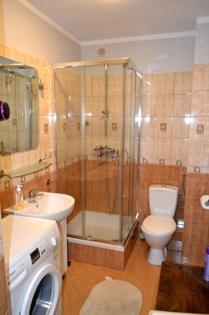Een douche, een haardroger, handdoeken