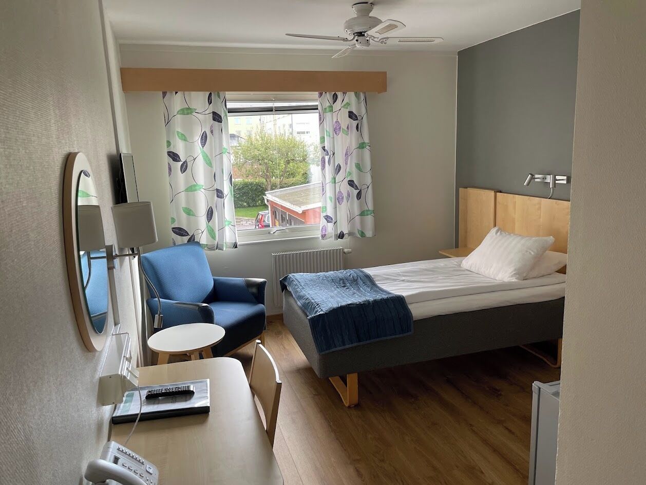 standard single room | 1 bedroom, in-room safe, desk, laptop workspace