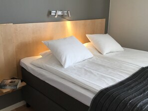 In-room safe, desk, laptop workspace, blackout curtains - Linköpings Cityhotell & Vandrarhem (Linkoping)