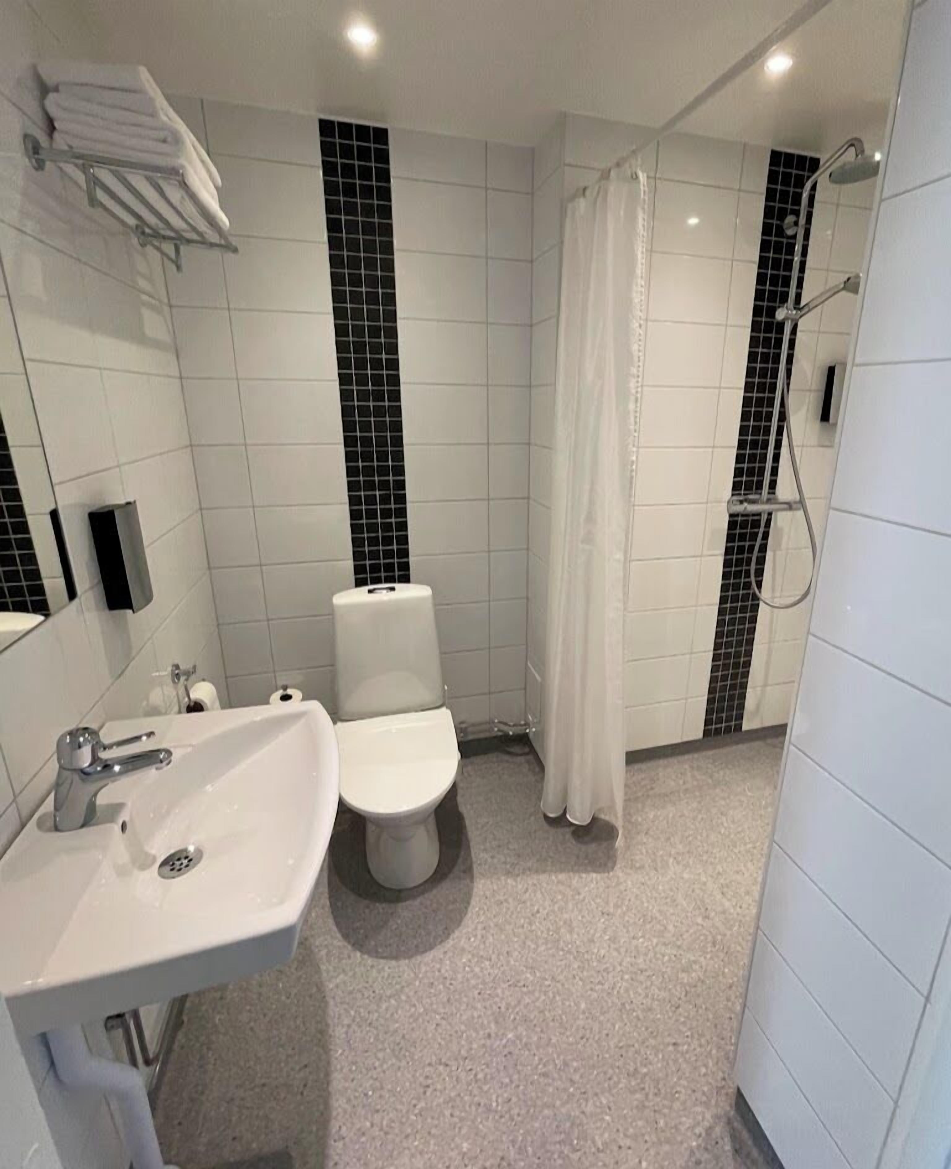 standard single room | bathroom | shower, hair dryer, towels