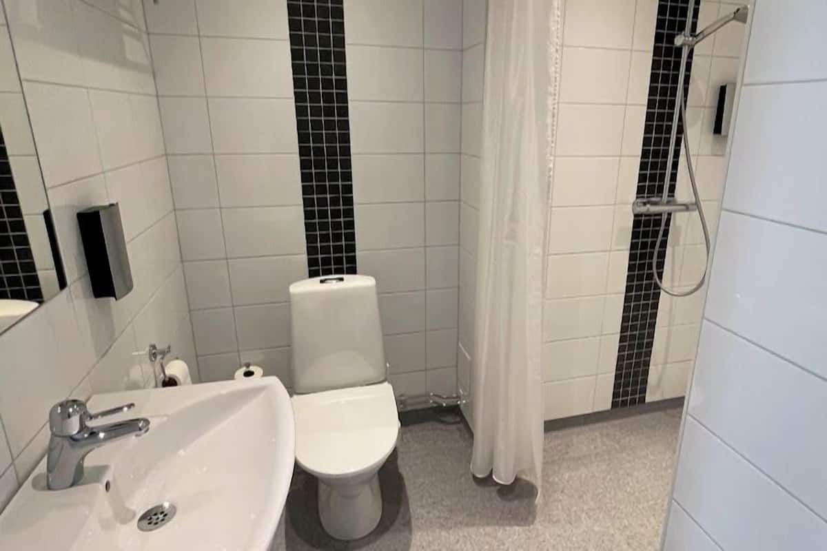 standard single room | bathroom | shower, hair dryer, towels