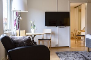 42-inch flat-screen TV with digital channels, Smart TV - Linköpings Cityhotell & Vandrarhem (Linkoping)