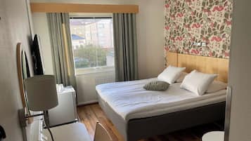 Standard Room | In-room safe, desk, laptop workspace, blackout drapes