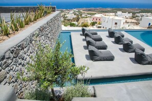 Outdoor pool, pool loungers - Santorini Villas (Santorini)