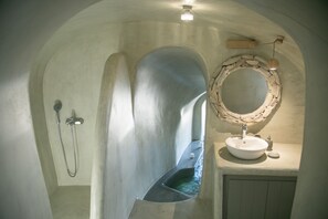 Honeymoon Suite, Hot Tub, Sea View (Kalisti) | Badezimmer | Kostenlose Toilettenartikel, Haartrockner, Hausschuhe, Handtücher