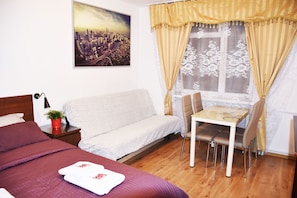 Basic-Apartment | 1 Schlafzimmer, Bügeleisen/Bügelbrett, kostenloses WLAN, Bettwäsche