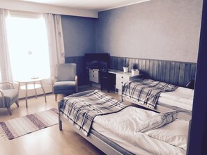 Triple Room | Desk, iron/ironing board, free WiFi, bed sheets - Motel Käpylä (Keminmaa)