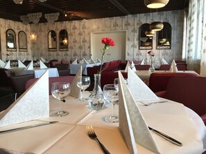 Det finns lunch och middag