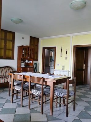 Panoramic-Apartment, 1 Schlafzimmer, Meerblick, zum Garten hin | Wohnbereich | Fernseher
