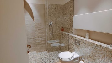 Quarto casal ou duplo | Banheiro | Chuveiro, chuveiro com efeito de chuva, secador de cabelo, bidê