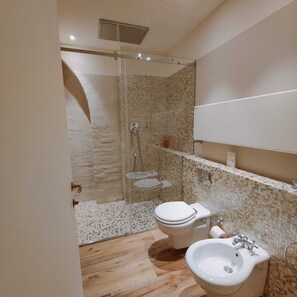 Double or Twin Room | Bathroom | Shower, rainfall showerhead, hair dryer, bidet - Le Case di San Vitale (Ravenna)