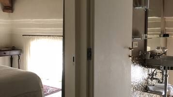 Suite | Biancheria da letto di alta qualità, materassi in memory foam, minibar