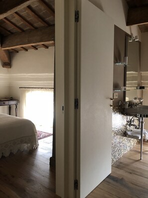 Suite | Hochwertige Bettwaren, Betten mit Memory-Foam-Matratzen, Minibar