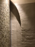 Una stanza con un muro piastrellato e un muro decorativo.