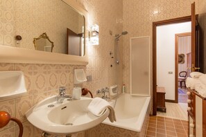 Apartment, 3 Schlafzimmer | Badezimmer | Badewanne und Dusche (separat), Komfortbadewanne