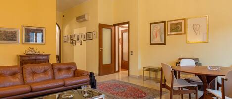 Leilighet, 3 soverom | 3 soverom, skrivebord, strykejern/-brett og barnesenger