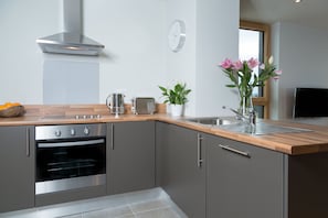 Refrigerador con freezer, microondas, horno, placa de cocina