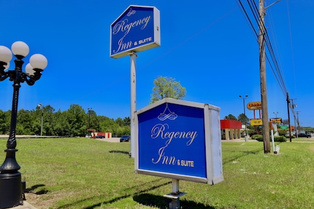Fachada de la propiedad. Regency Inn & Suites
