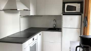 Lemari es besar, microwave, oven, dan kompor