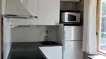 Appartement Familial, 2 chambres, sauna, vue montagne | Coin cuisine privé | Grand réfrigérateur, micro-ondes, four, plaque de cuisson