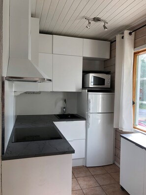 Family Apartment, 2 Bedrooms, Sauna, Mountain View | Private kitchenette | Full-sized fridge, microwave, oven, stovetop - LomaGuru Apartment (Kittila)