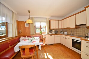 Apartment | Private kitchen | Fridge, microwave, oven, stovetop - Chalet Nostalgie - Leogang (Leogang)