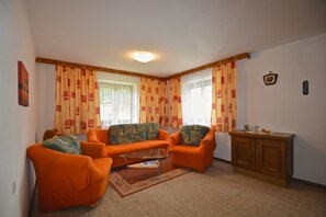 Apartment | Living room | Flat-screen TV - Chalet Nostalgie - Leogang (Leogang)