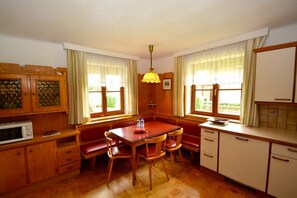 Apartment | Essbereich im Zimmer