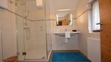 Apartment | Badezimmer | Dusche, Haartrockner, Handtücher