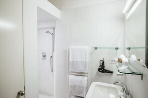 Superior Twin Room, 2 Single Beds | Bathroom | Shower, free toiletries, hair dryer, towels - Hotel Albrici (Poschiavo)