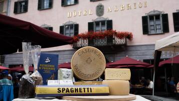 Exhibición de queso y pasta frente al Hotel Albrici.