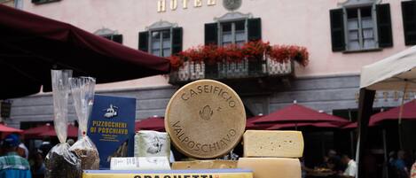 Exhibición de queso y pasta frente al Hotel Albrici.