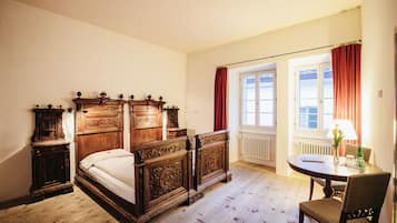 Quarto casal ou duplo superior, 2 camas de solteiro | 1 quarto, cofres nos quartos, escrivaninha, Wi-Fi de cortesia