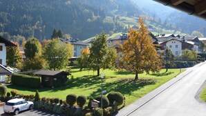 Zona residencial con casas, una carretera y una montaña al fondo.