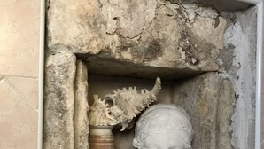 A stone-framed alcove with a classical bust sculpture and decorative shells. - Casa al Teatro (Verona)