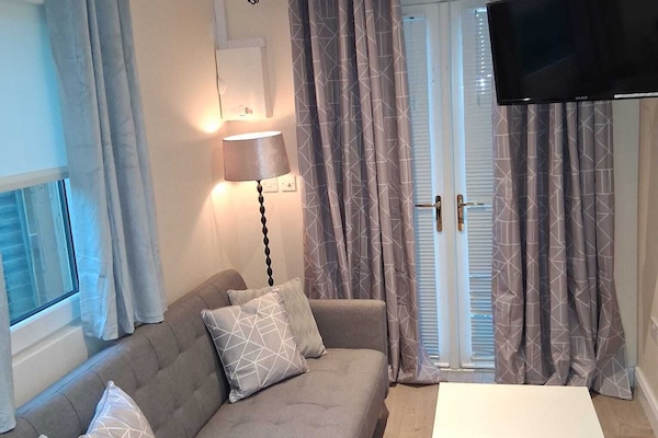 Apartment | Living area | 32-inch flat-screen TV with premium channels, TV