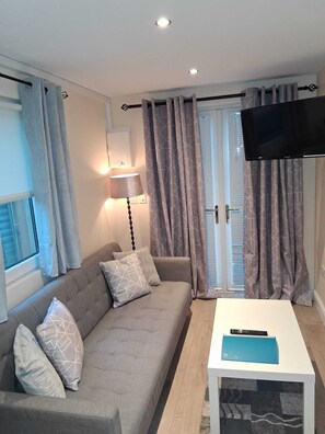 Apartamento | Área de estar | TV de tela plana 32 polegadas com canais de TV premium, TV