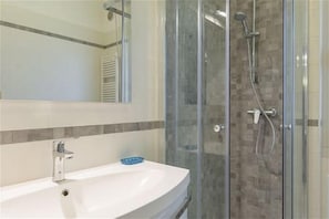 Superior Apartment | 3 bedrooms, desk, iron/ironing board, cribs/infant beds
