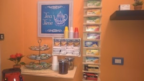 A tea station with a chalkboard sign reading "Tea Time", offering various tea brands and biscotti. - B&B Anny (Naples)