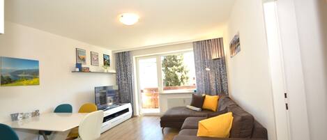 Apartment | Living area | Flat-screen TV